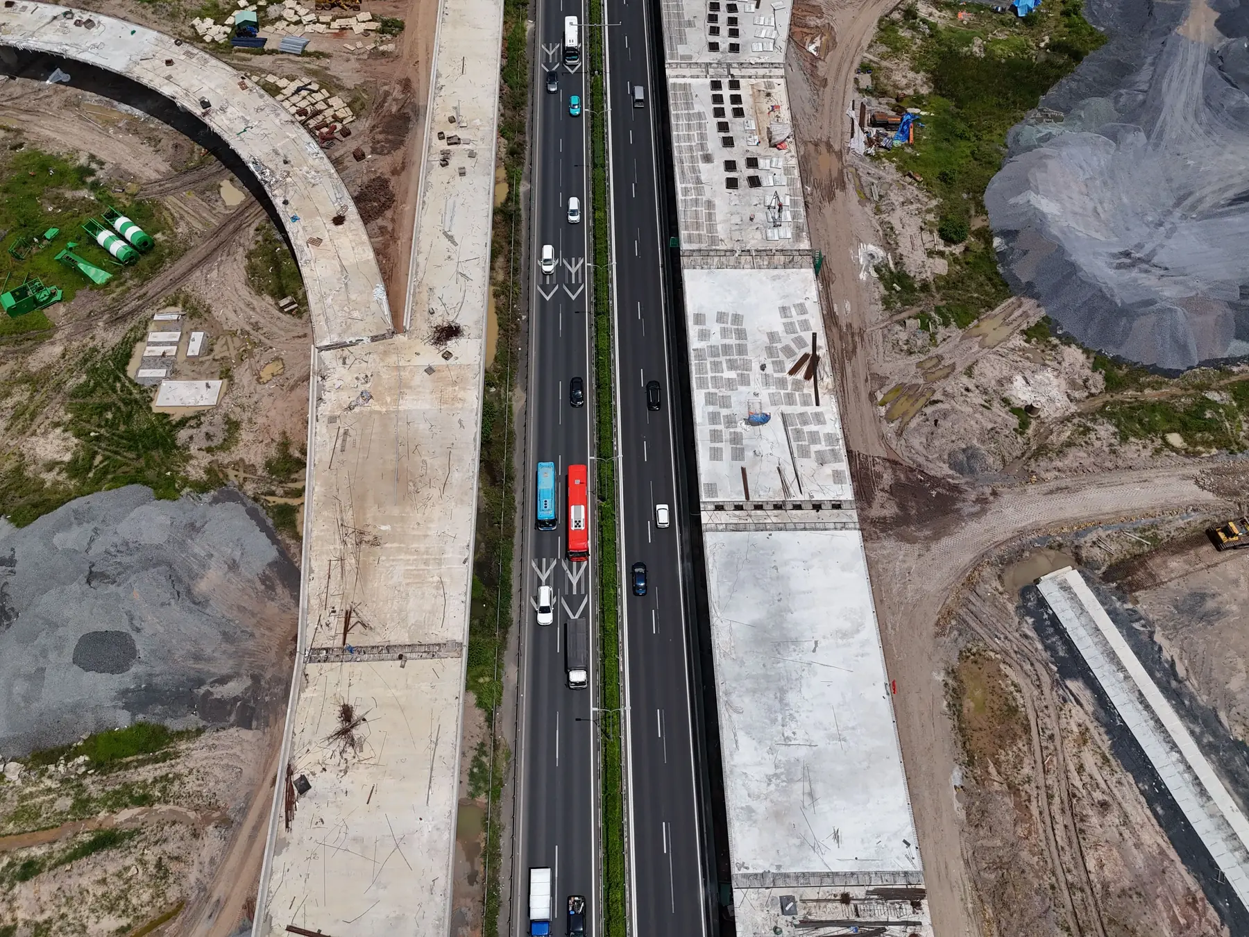 מבט אווירי על אתר עבודות תשתית וכביש